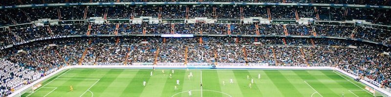 欧冠联赛标志性的星星足球与奖杯特写