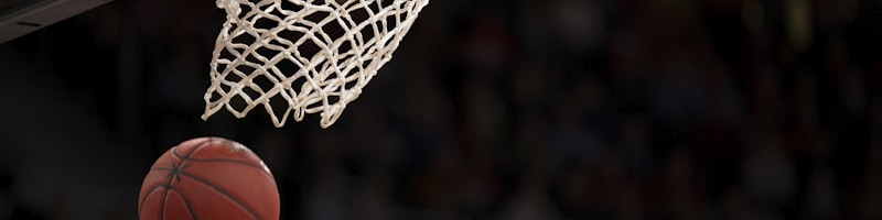 NBA球员在比赛中高高跃起扣篮的精彩瞬间